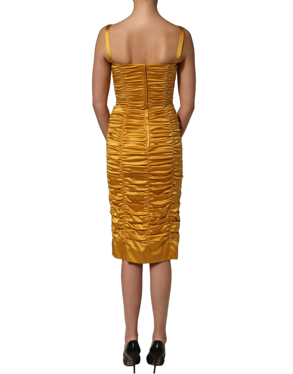 Robe midi Dolce & Gabbana en soie dorée, ajustée et froncée, corps en sheath élégante pour occasion spéciale.
