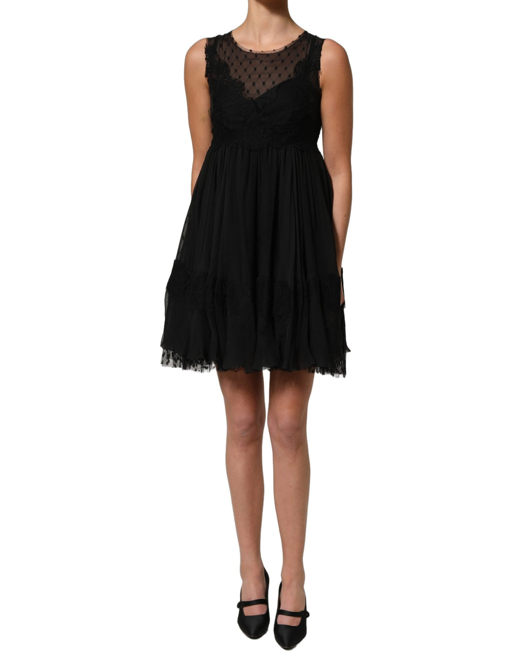 Robe courte sans manches Dolce & Gabbana, en dentelle noire avec bordure en dentelle, coupe évasée et style élégant.