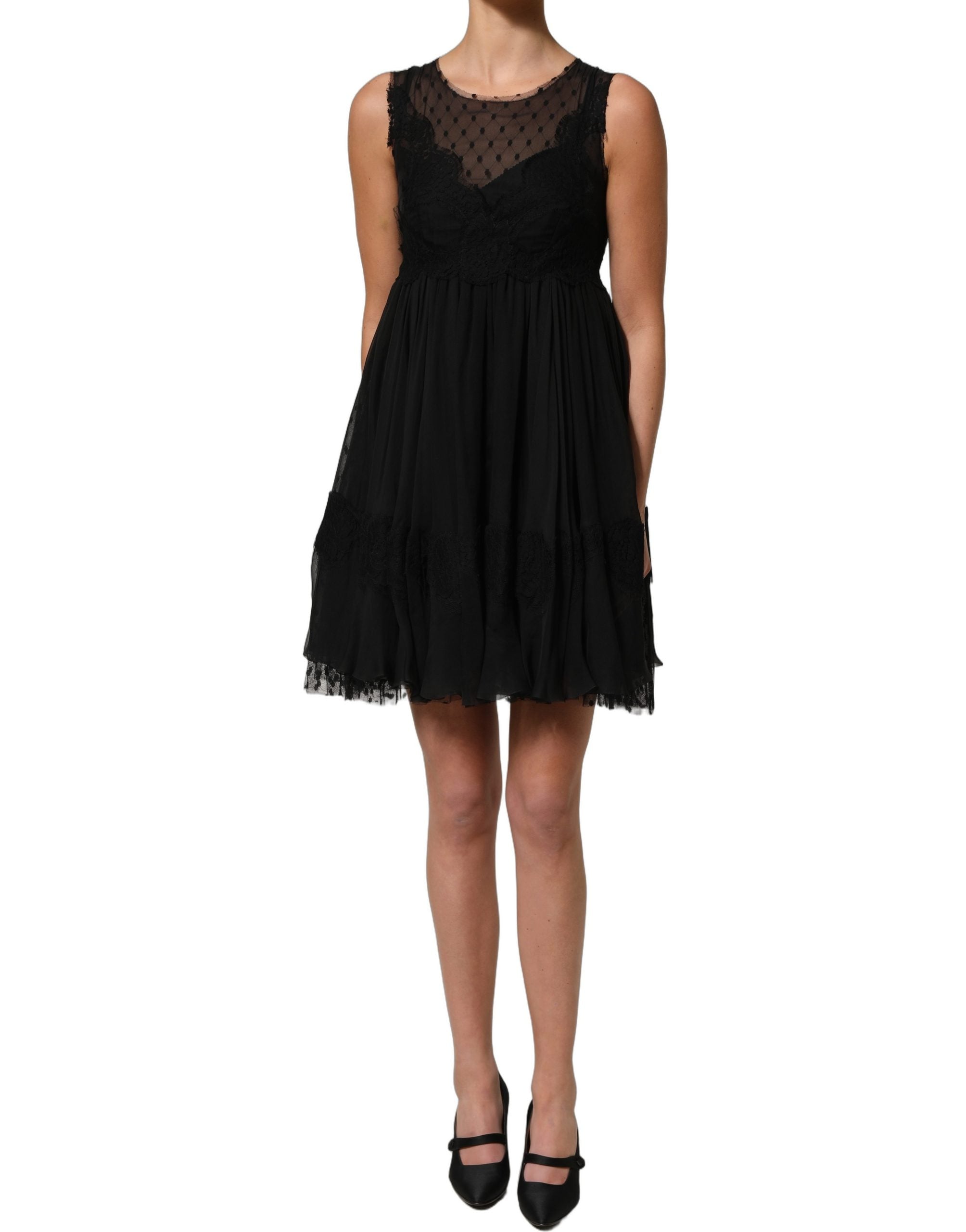 Robe mini sans manches Dolce & Gabbana en dentelle noire avec bordure en dentelle, coupe évasée et élégante.