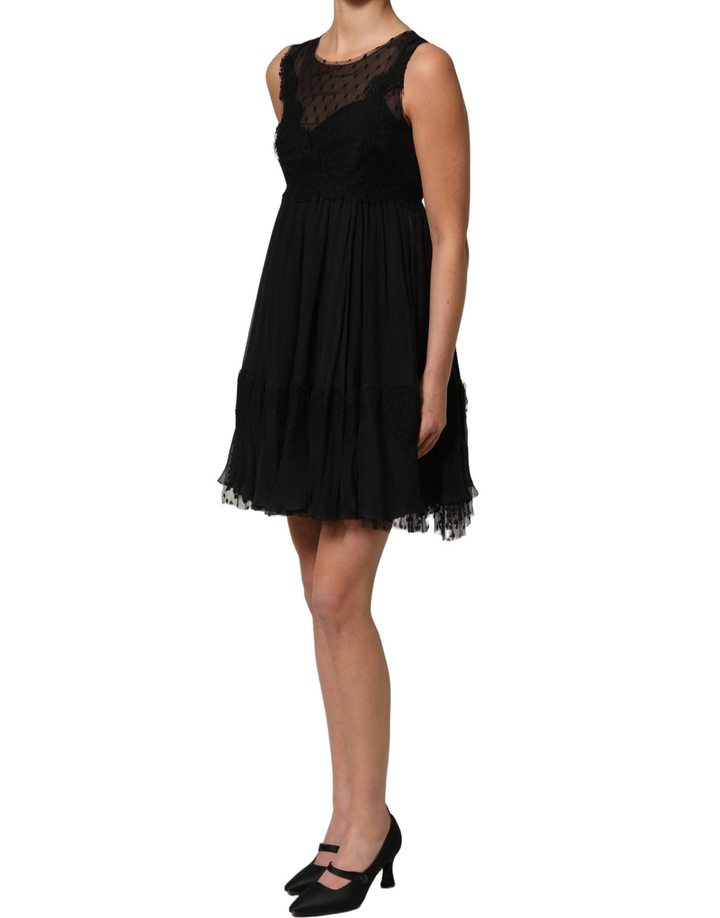 Robe courte sans manches Dolce & Gabbana avec bord en dentelle noire et coupe en A, élégante et sophistiquée.