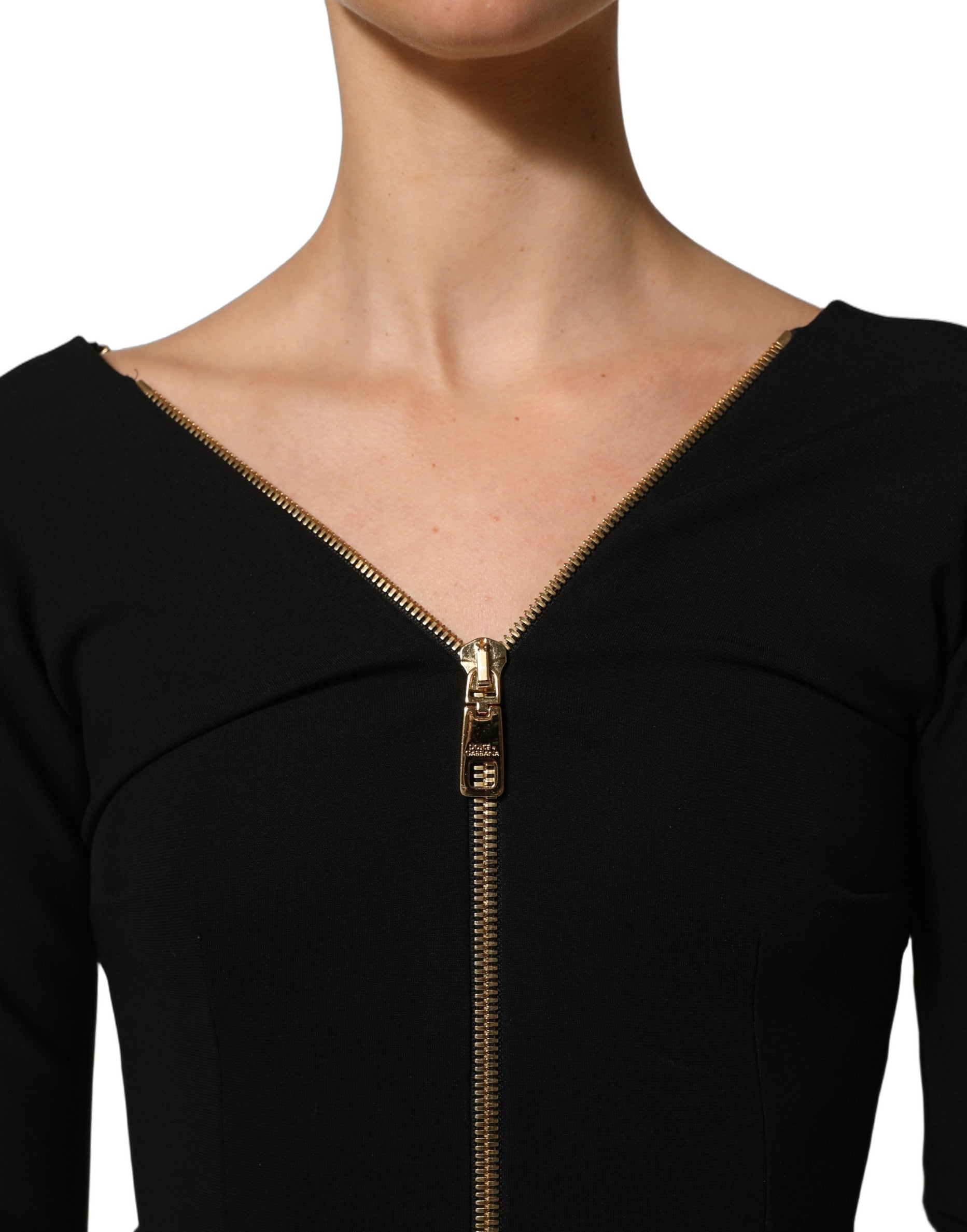 Robe midi noire à manches longues avec zip frontal de Dolce & Gabbana, veste élégante et sophistiquée.