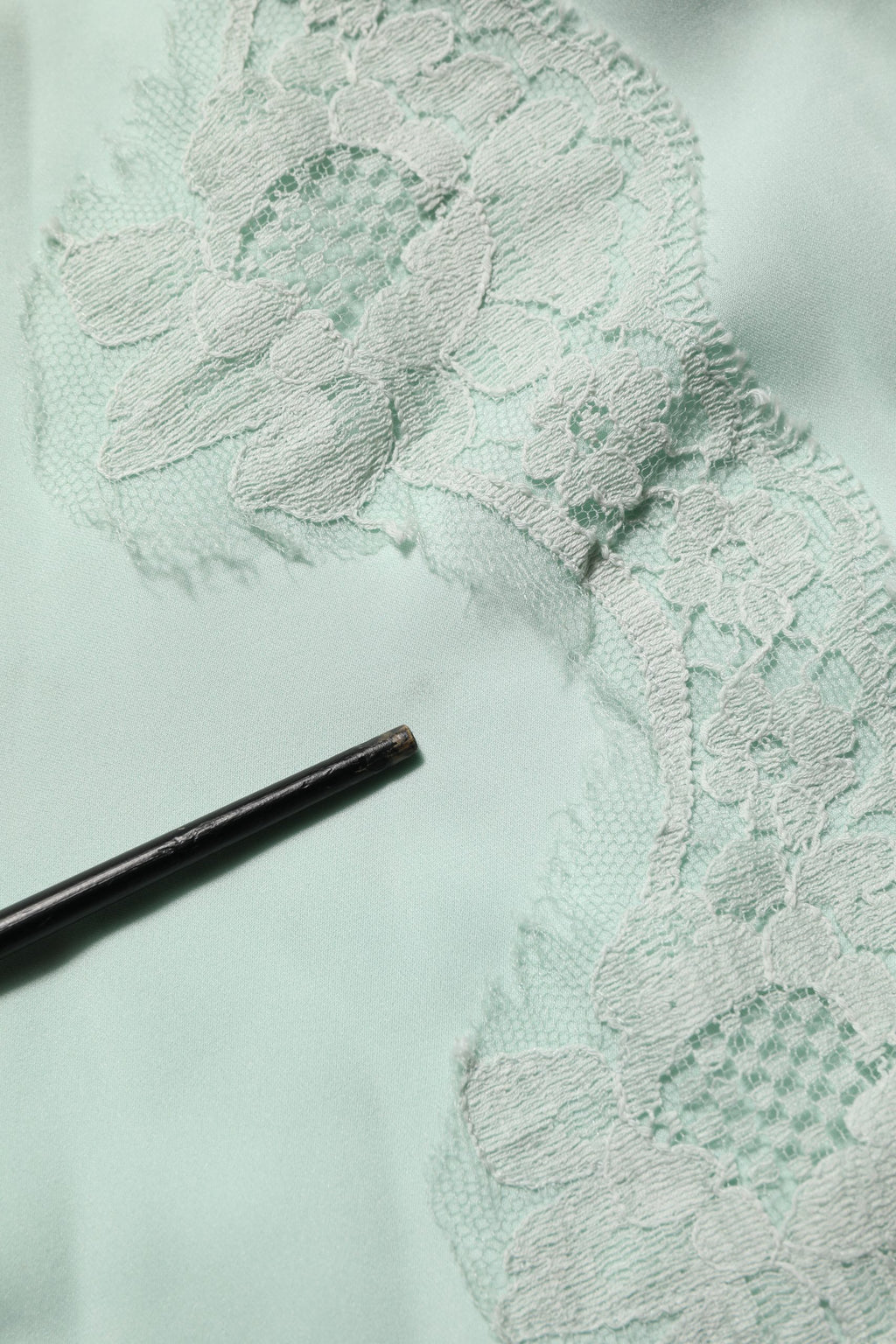 Robe maxi en soie vert menthe avec dentelle Dolce & Gabbana, abaya élégante à coupe fluide et détails raffinés.