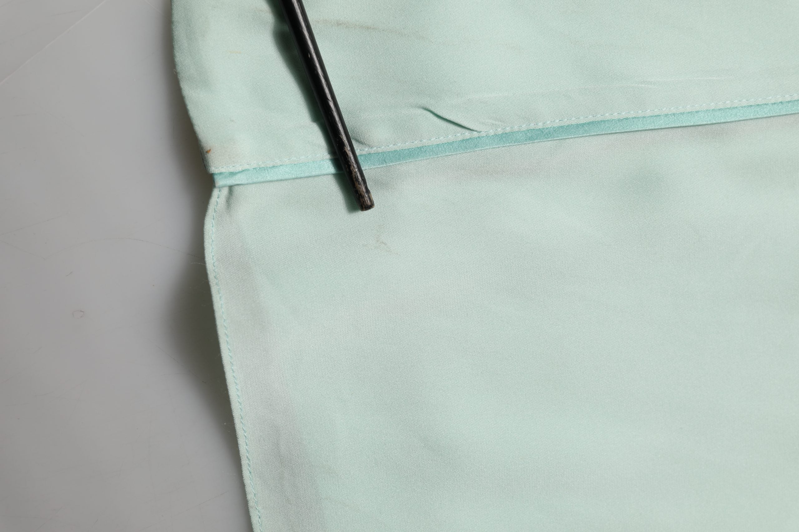 Robe longue Dolce & Gabbana en soie vert menthe avec dentelle, style abaya maxi, élégante et fluide.