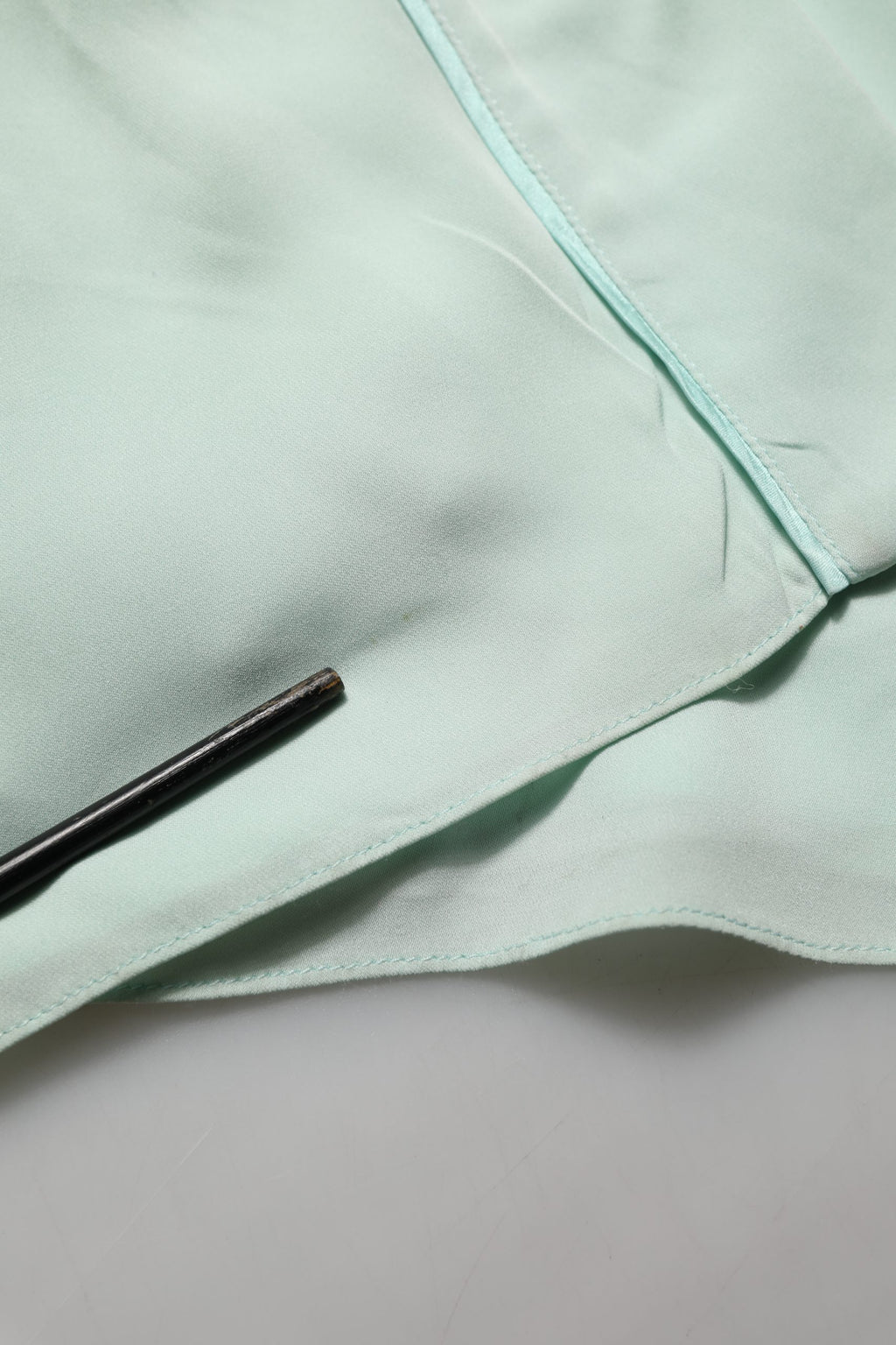 Robe longue en soie vert menthe avec broderie en dentelle Dolce & Gabbana, abaya maxi élégante et fluide.
