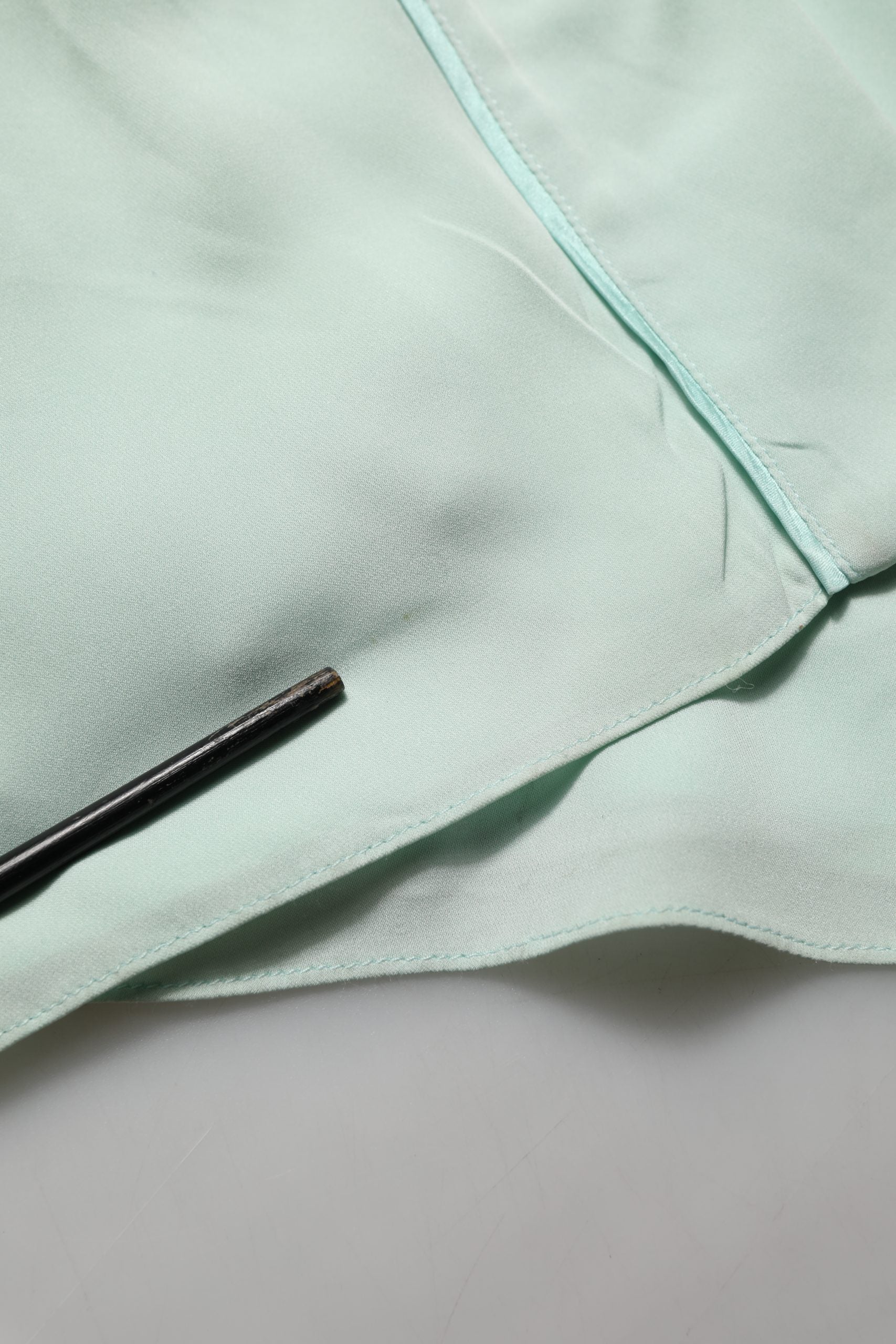 Robe longue en soie vert menthe avec broderie en dentelle Dolce & Gabbana, abaya maxi élégante et fluide.