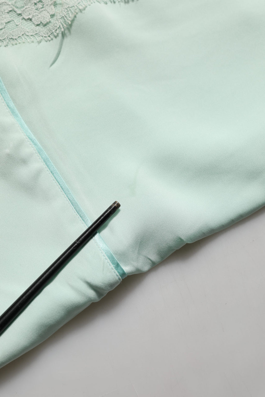 Robe maxi en soie verte menthe avec dentelle Dolce & Gabbana, abaya élégante et fluide, détail de finition en dentelle sur le haut.
