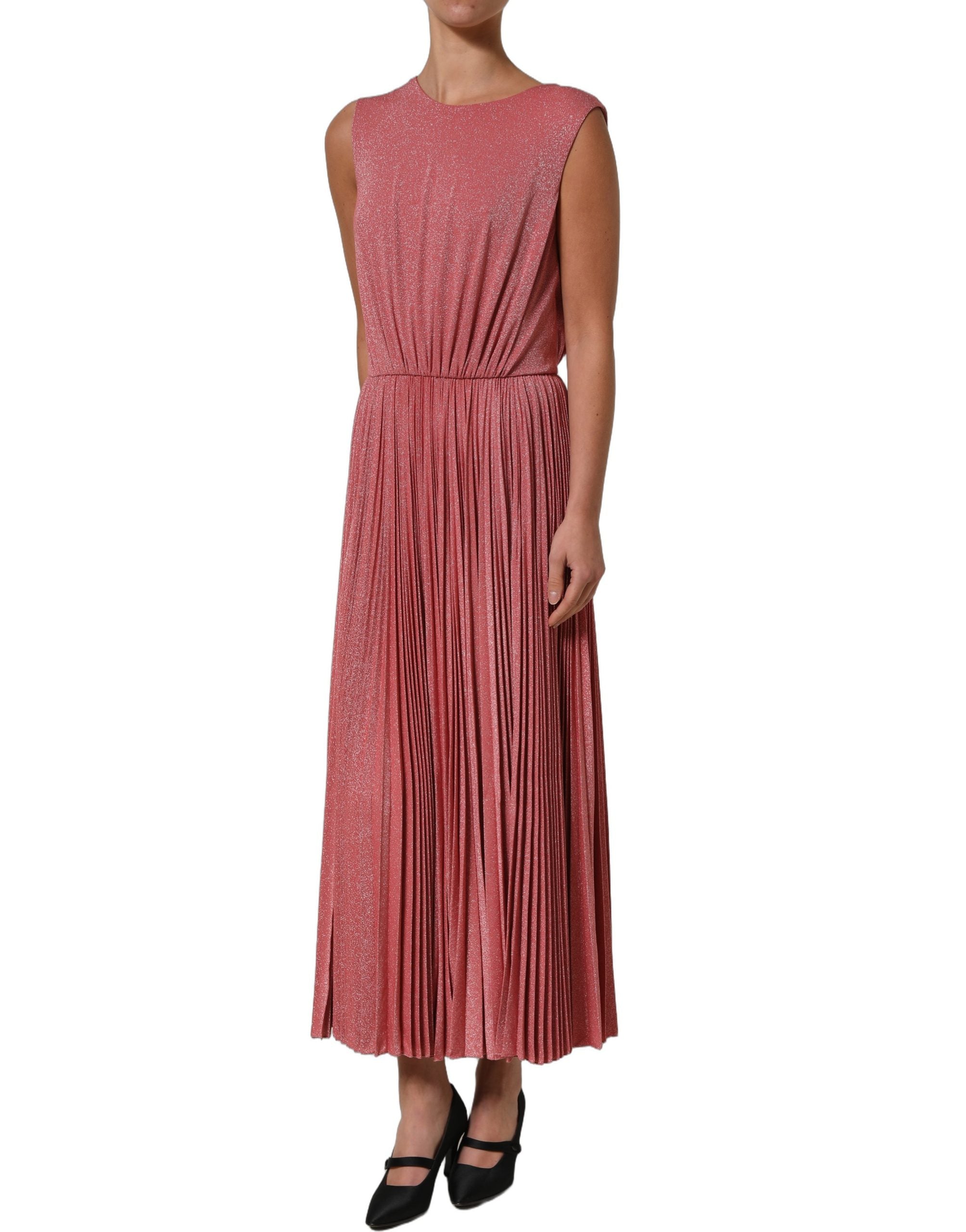 Robe longue corail plissée sans manches de Dolce & Gabbana, élégante et fluide, visible en détail dans l'image.