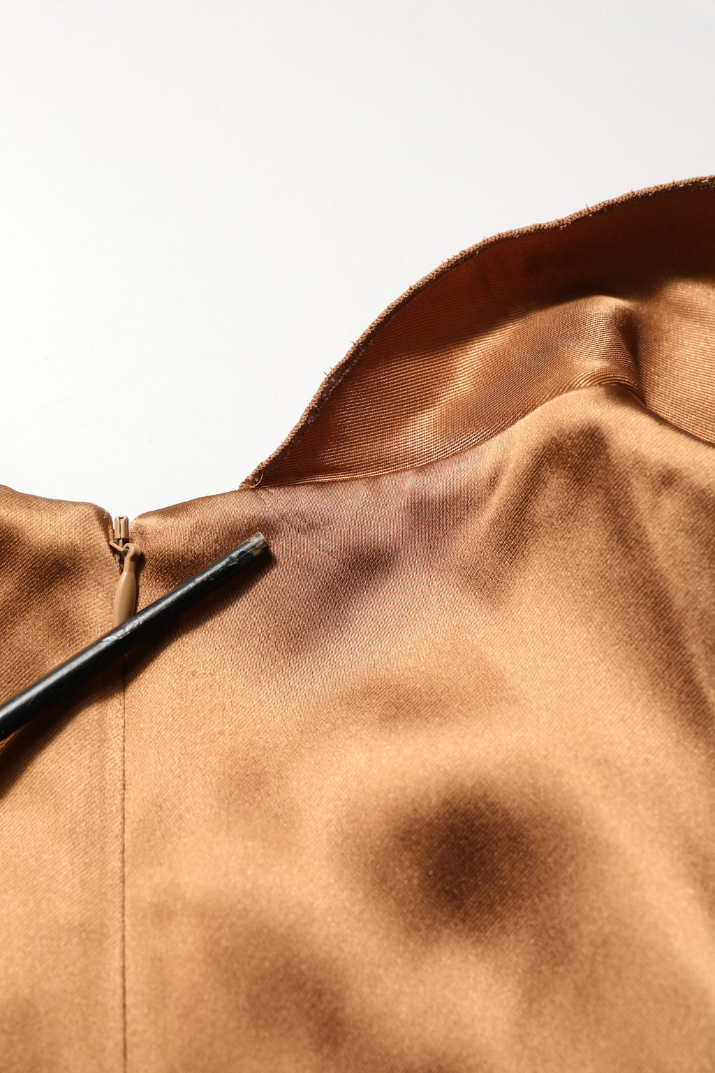 Robe courte en satin acétate marron Emporio Armani avec ceinture, coupe ajustée et élégante, vue de face.