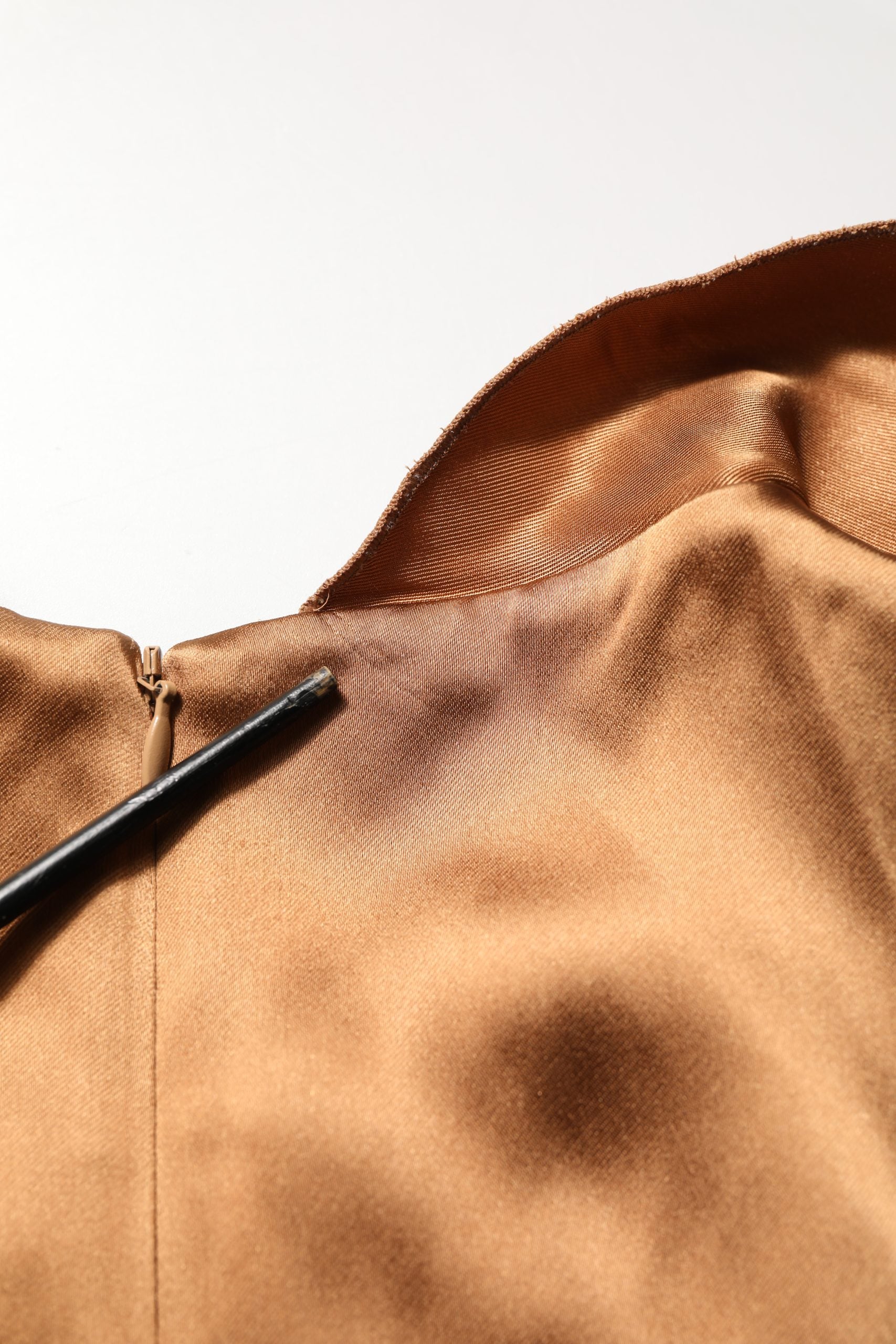 Robe courte en satin acétate marron Emporio Armani avec ceinture, coupe ajustée et élégante, vue de face.