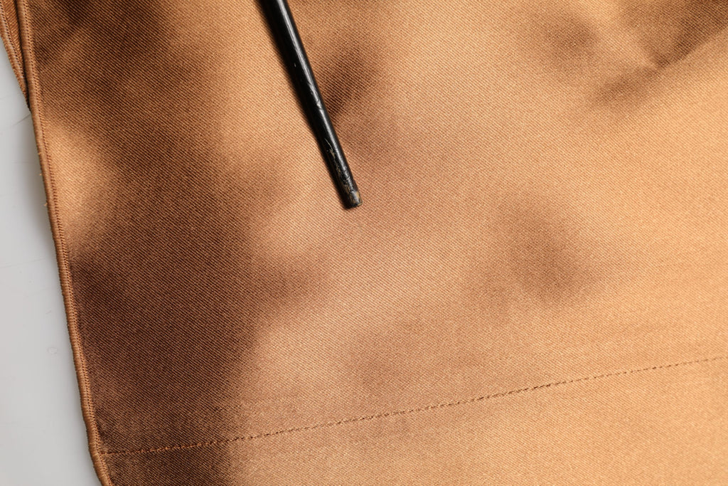 Robe courte en satin marron avec ceinture, style robe portefeuille, par Emporio Armani, en acetate élégante.
