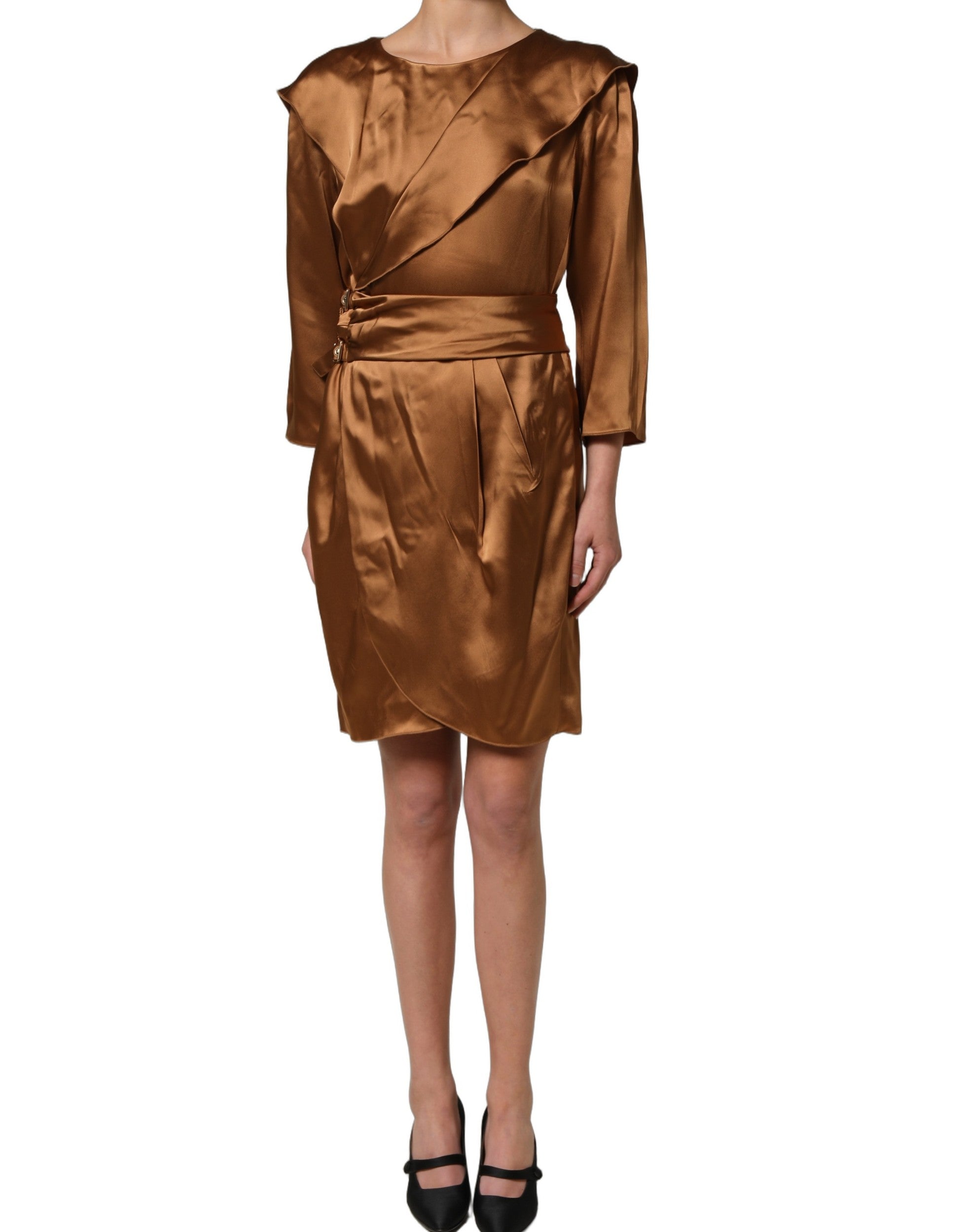 Robe courte en satin marron avec ceinture, robes bustier en acetate de la marque Emporio Armani, silhouette élégante et raffinée.