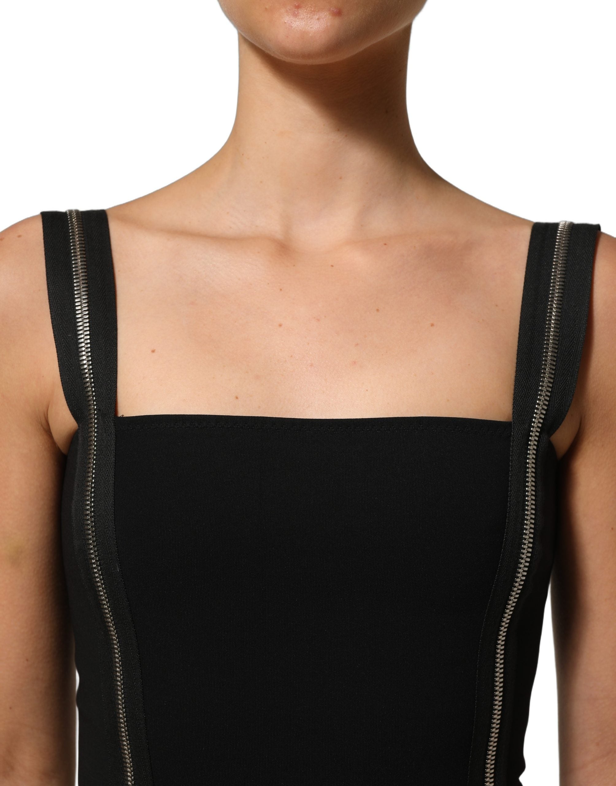 Robe midi noire sans manches Dolce & Gabbana avec fermeture éclair frontale, élégante et ajustée, portée sur un mannequin.