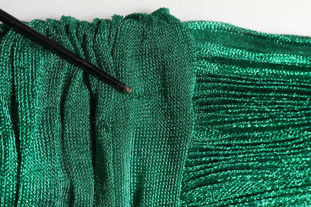 Robe longue sans manches Dolce & Gabbana en plissé métallique verte, élégante et fluide.