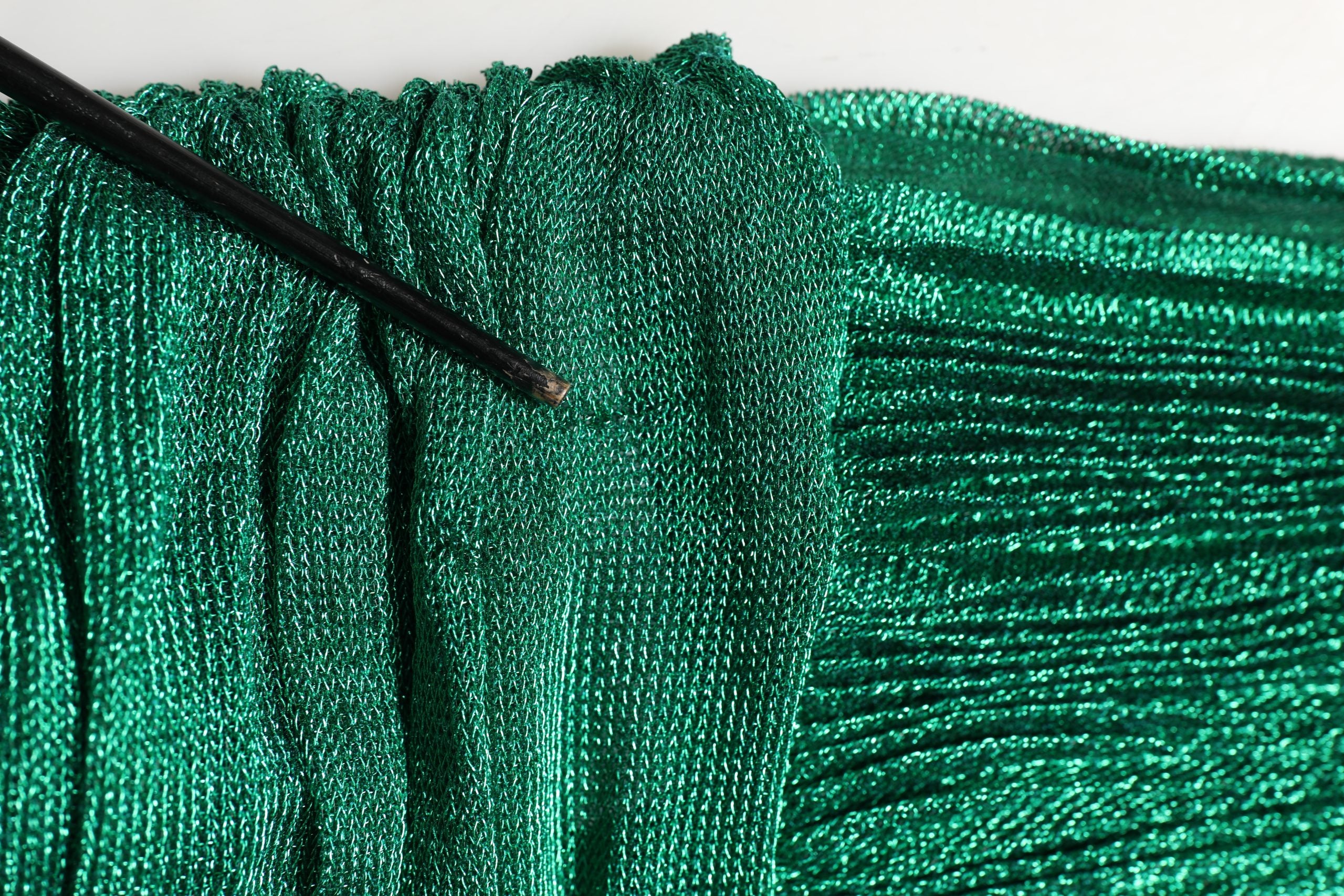 Robe longue sans manches Dolce & Gabbana en plissé métallique verte, élégante et fluide.