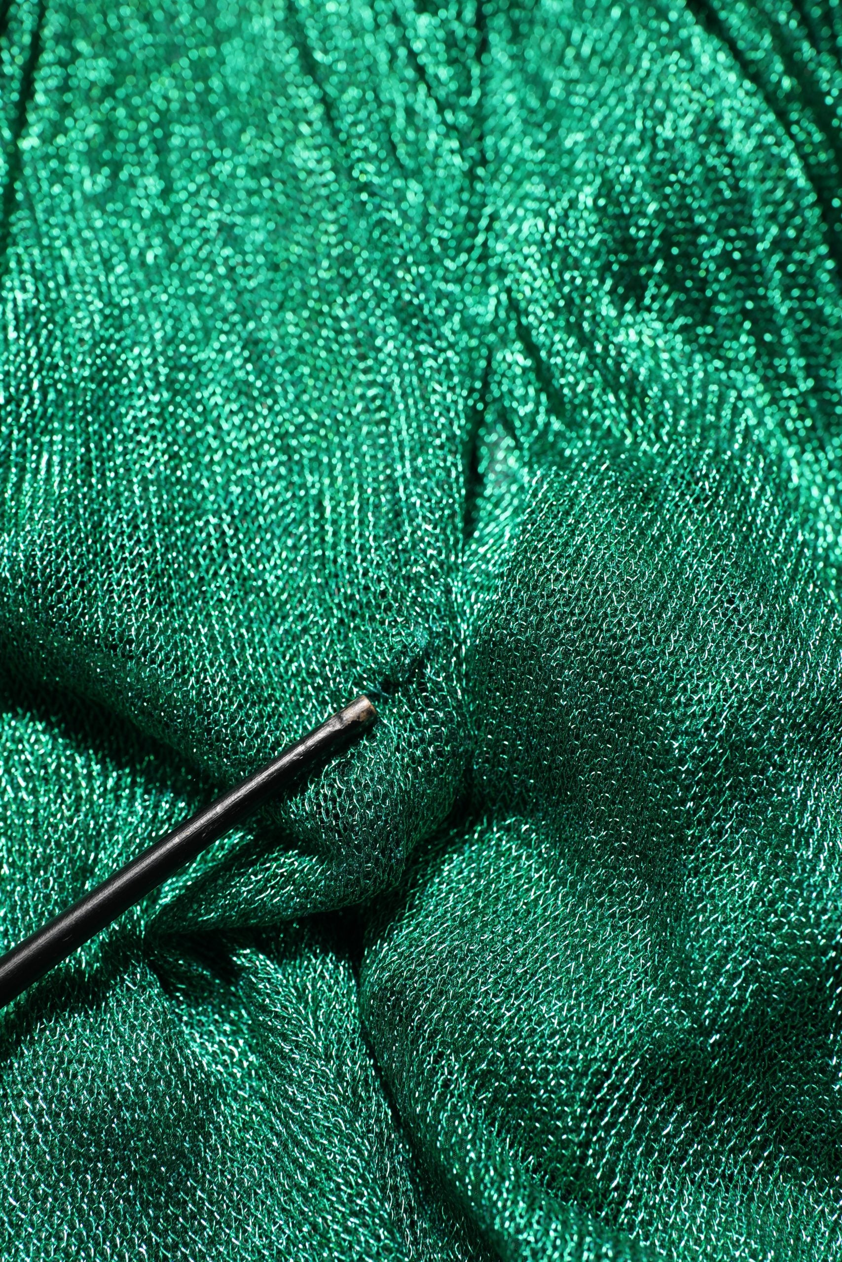 Robe longue plissée sans manches de couleur vert métallisé de Dolce & Gabbana, élégante et sophistiquée.