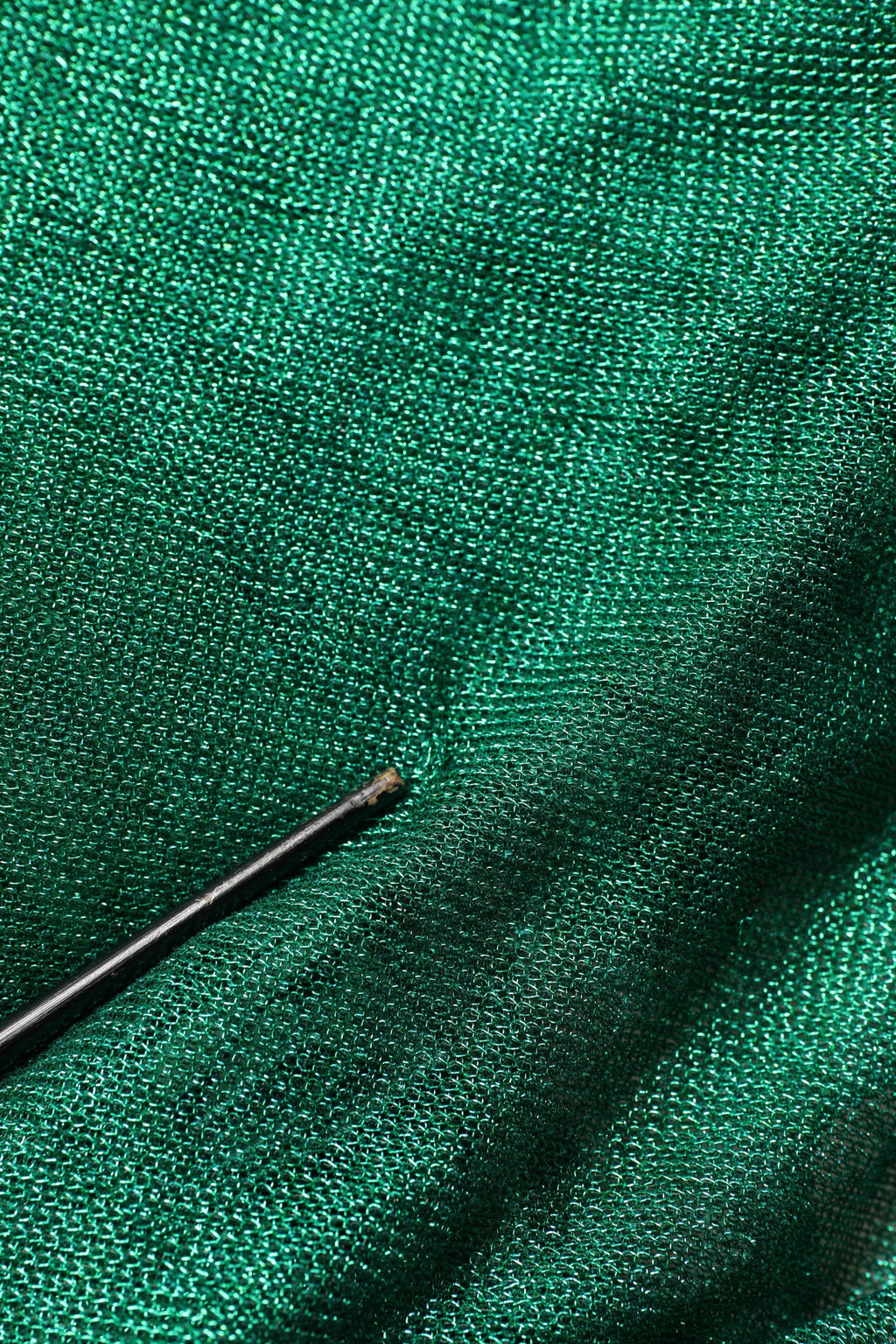Robe longue plissée sans manches Dolce & Gabbana en tissu métallique vert brillant, élégante et fluide.