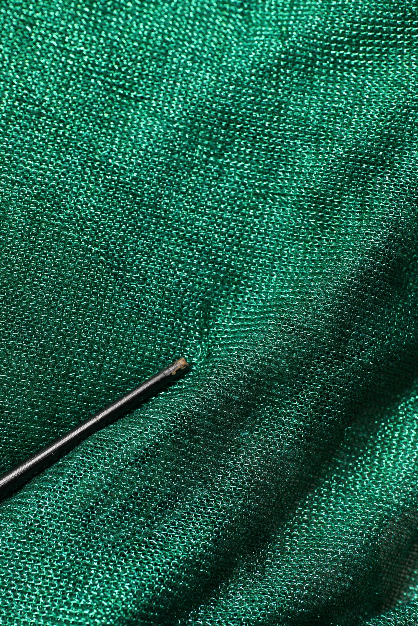 Robe longue plissée sans manches Dolce & Gabbana en tissu métallique vert brillant, élégante et fluide.