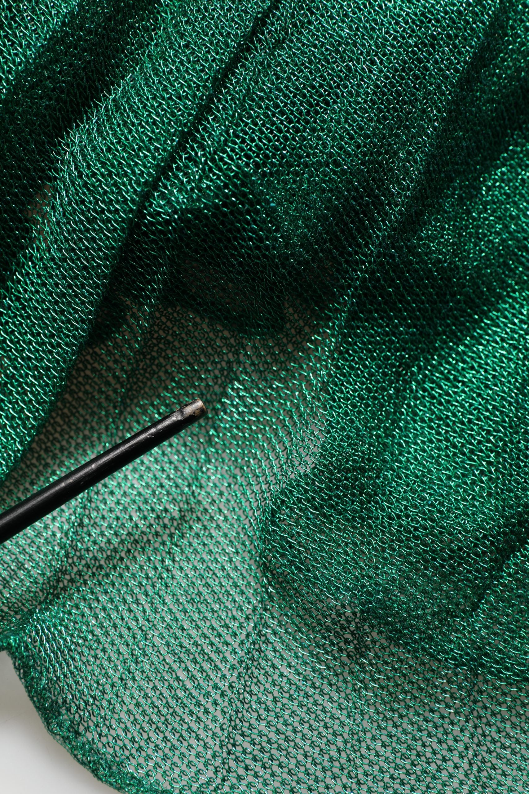 Robe longue plissée sans manches de couleur verte métallisée de Dolce & Gabbana, élégante et sophistiquée.