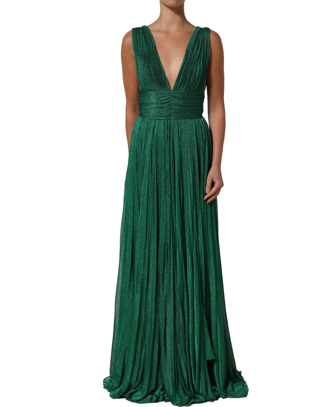 Robe longue sans manches en plissé vert métallique de Dolce & Gabbana, élégante et fluide, portée sur un mannequin.