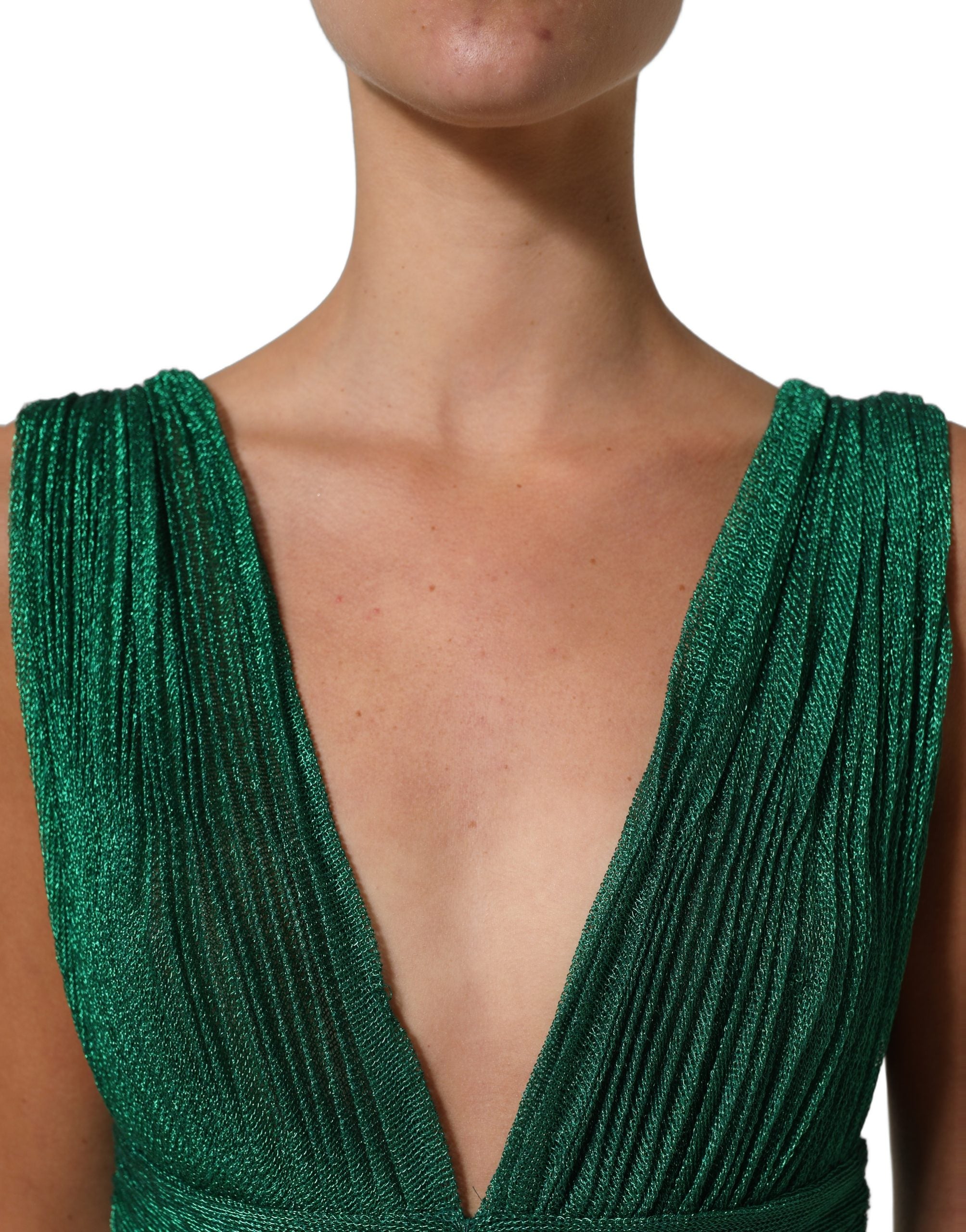 Robe longue plissée sans manches Dolce & Gabbana en métal vert, élégante et brillante, détail de la texture et du style sophistiqué.