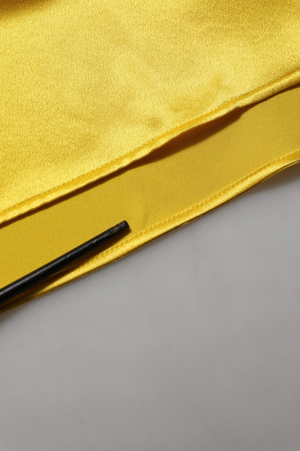 Robe longue en soie jaune Dolce & Gabbana avec col, boutons devant, style maxi et élégance sophistiquée.