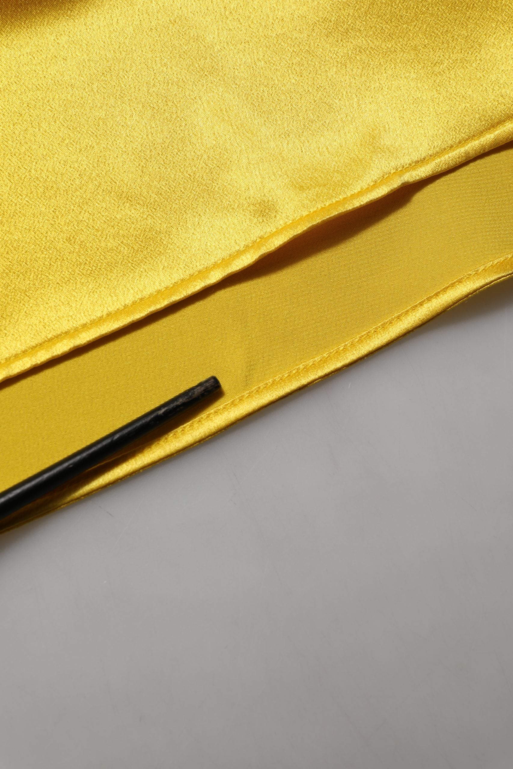 Robe longue en soie jaune Dolce & Gabbana avec col, boutons devant, style maxi et élégance sophistiquée.