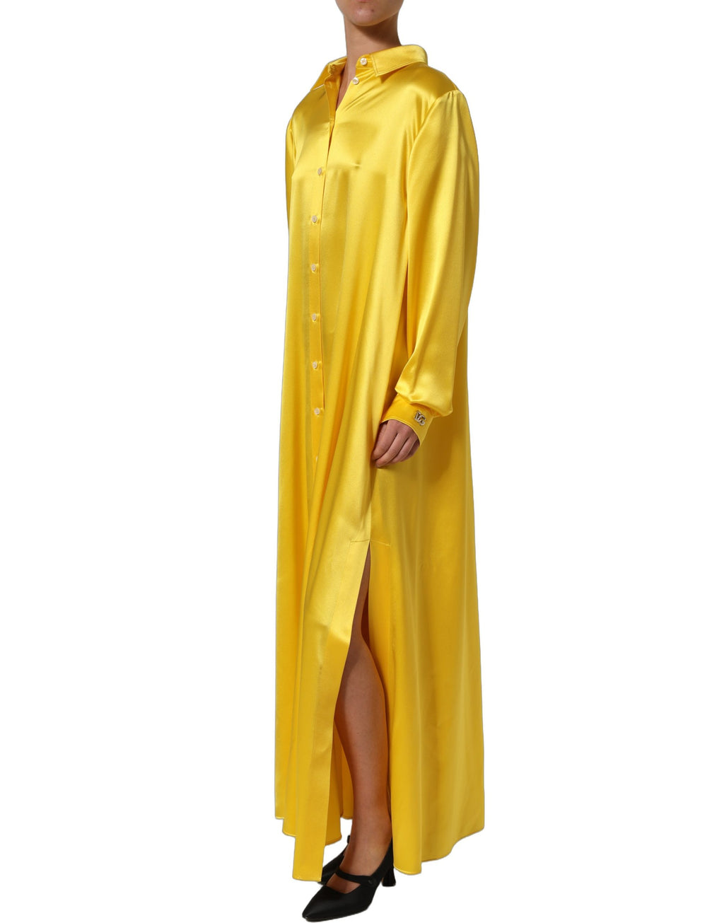 Robe longue en soie jaune avec col et boutons de la marque Dolce & Gabbana, vue de face.