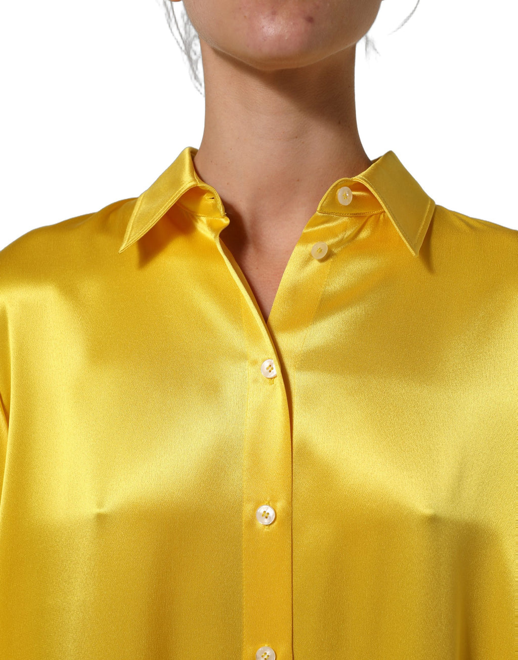 Robe maxi en soie jaune Dolce & Gabbana avec col et boutons, vêtement élégant et fluide pour femmes.
