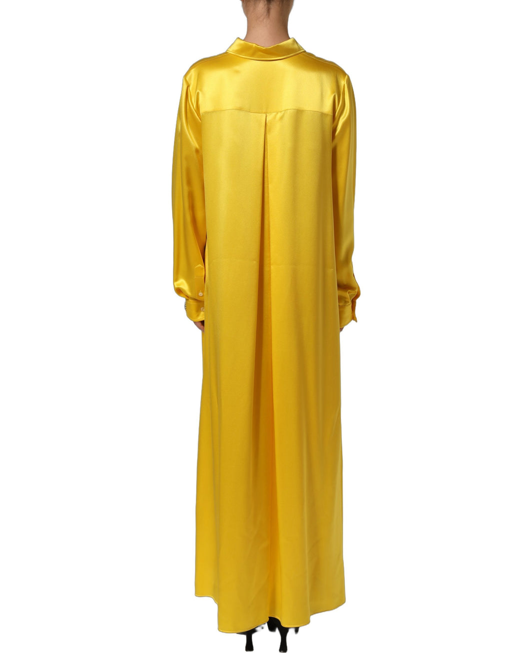 Robe longue en soie jaune avec col et boutons de la marque Dolce & Gabbana, vêtement élégant et fluide.