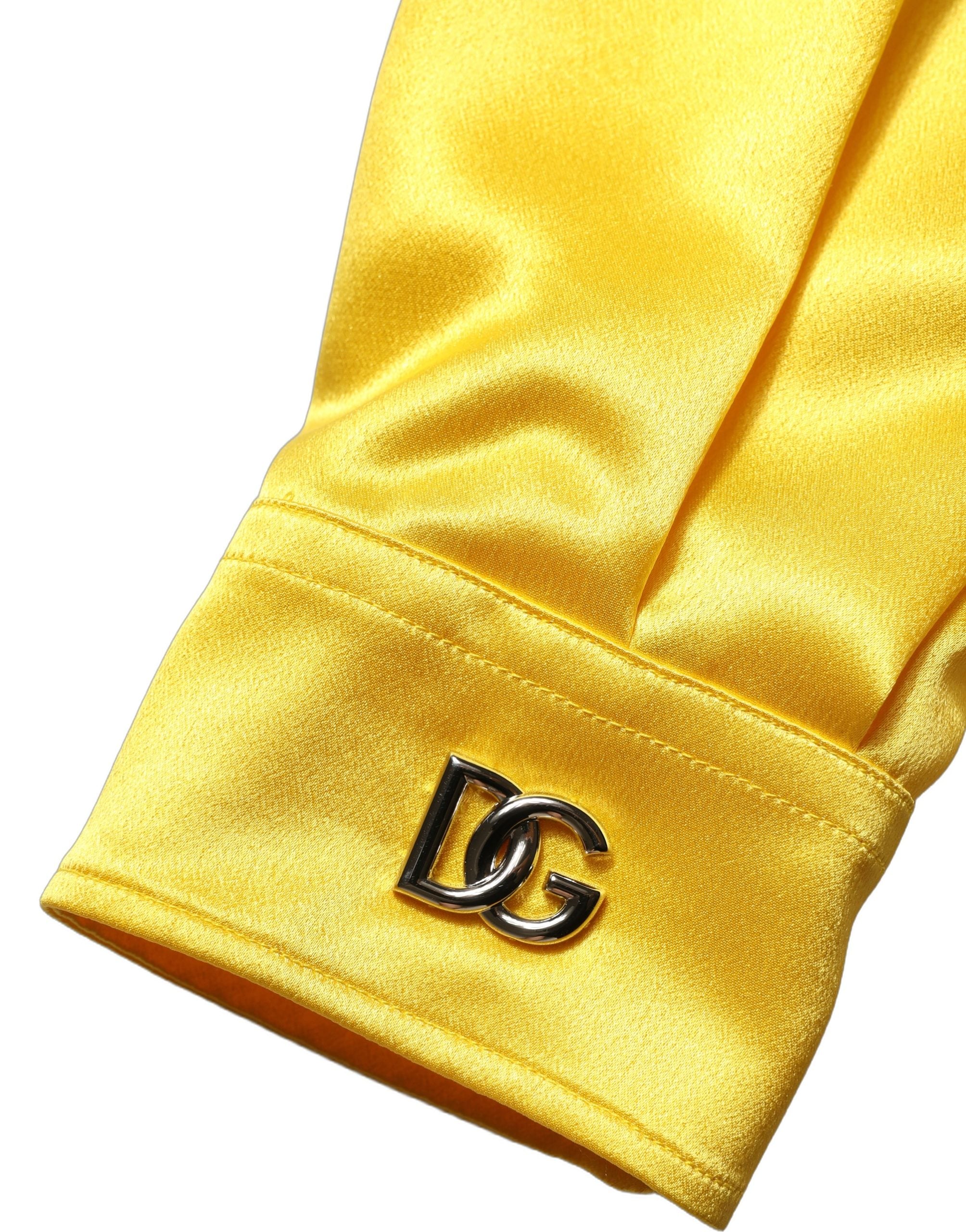 Robe longue en soie jaune Dolce & Gabbana avec col et boutons, élégante et fluide, portée d'une femme dans une tenue chic.