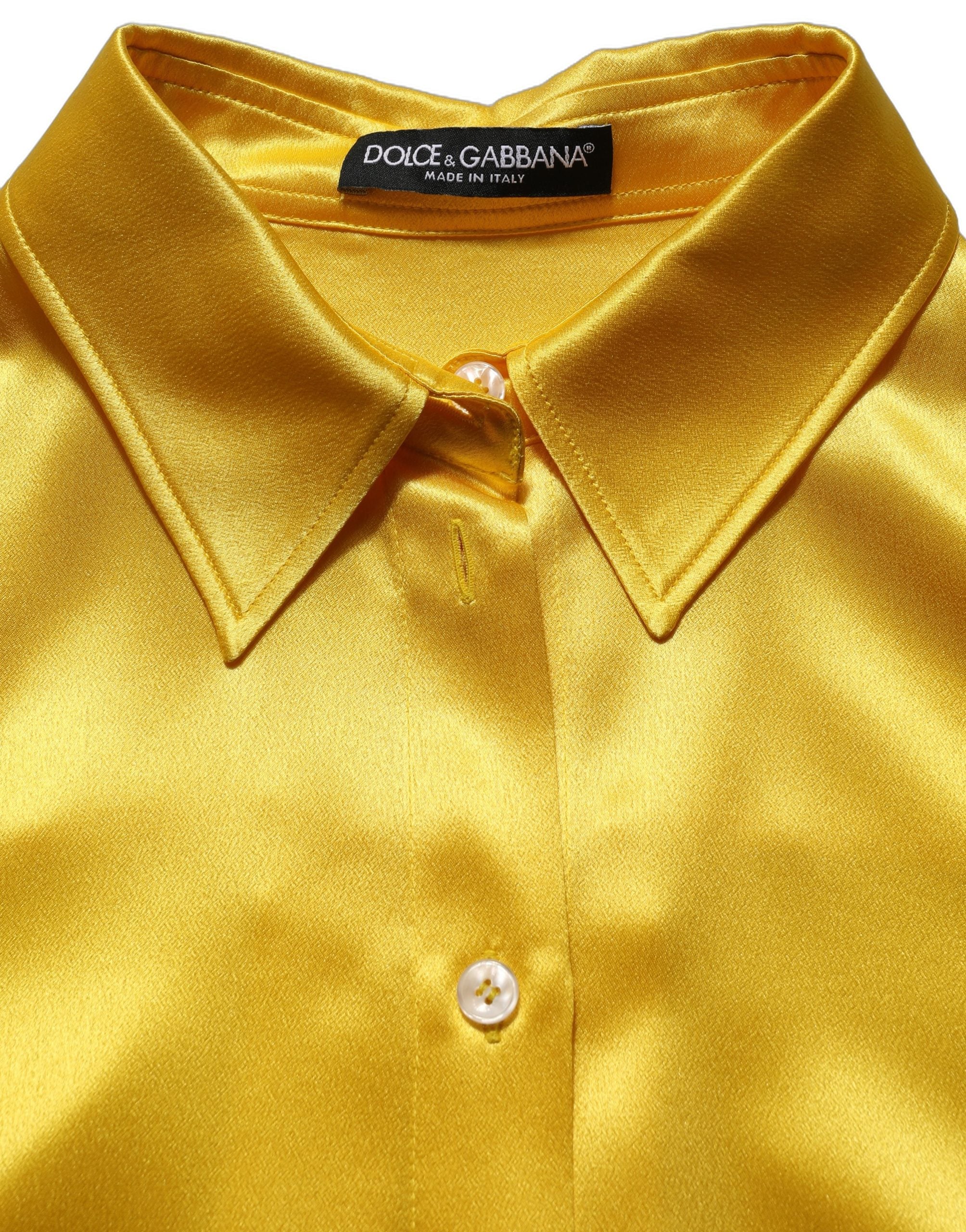 Robe maxi en soie jaune avec col et boutons, robe longue Dolce & Gabbana, élégante et fluide, portée décontractée ou habillée.