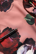 Robe maxi en soie rose poussière à fleurs, une seule épaule, de la marque Dolce & Gabbana, vêtement élégant et féminin.