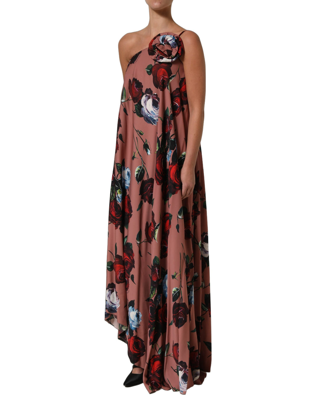 Robe longue en soie rose poussière à fleurs à une épaule de la marque Dolce & Gabbana, élégante et fluide.
