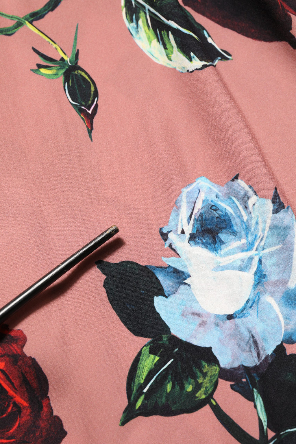 Robe longue bustier en soie rose poussière avec motif floral Dolce & Gabbana, élégante et fluide.