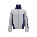 Sweat-shirt gris en coton de Balenciaga, coupe décontractée, avec logo discret sur la poitrine, porté dans un style casual.