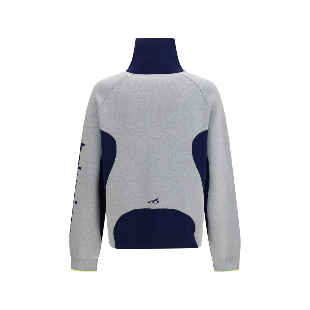 Sweatshirt gris en coton de Balenciaga, coupe décontractée, avec logo discret sur la poitrine, porté dans une tenue casual.