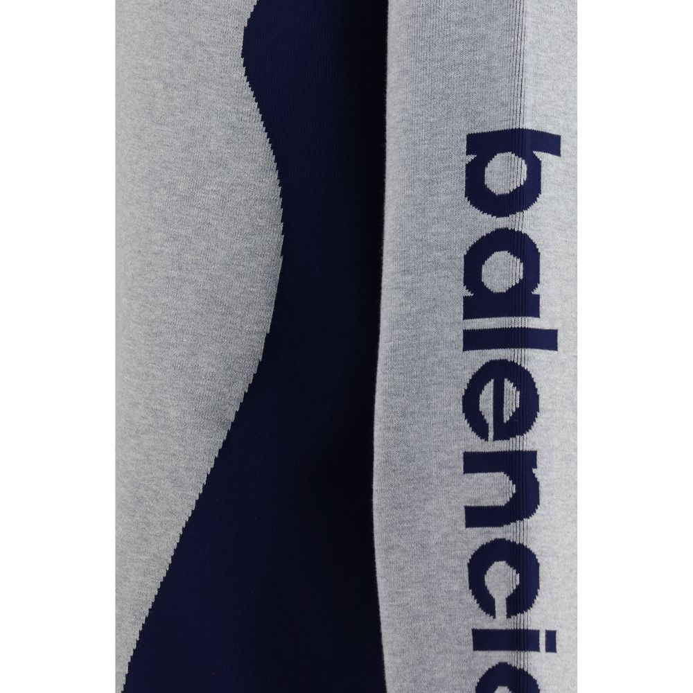 Sweat-shirt gris en coton de Balenciaga porté, avec logo discret sur la poitrine, style décontracté et moderne.