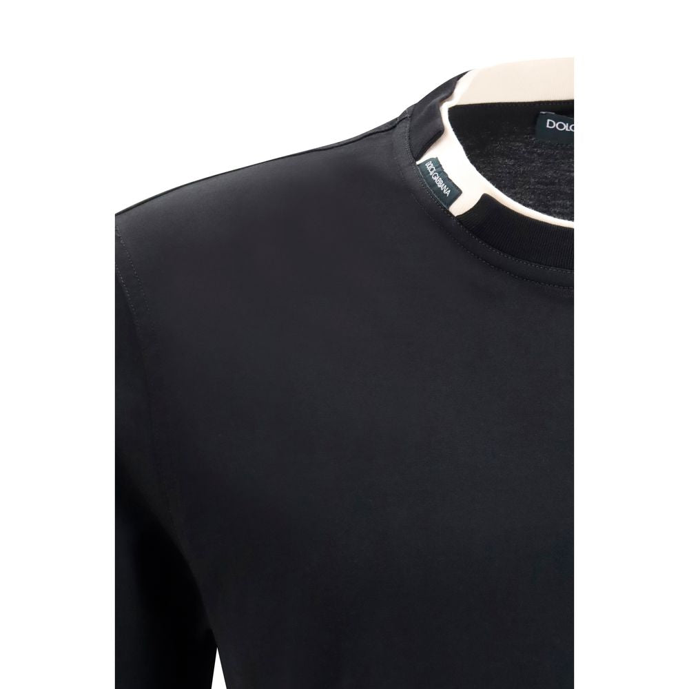 T-shirt en coton noir Dolce & Gabbana, coupe classique, logo discret, porté sur mannequin.