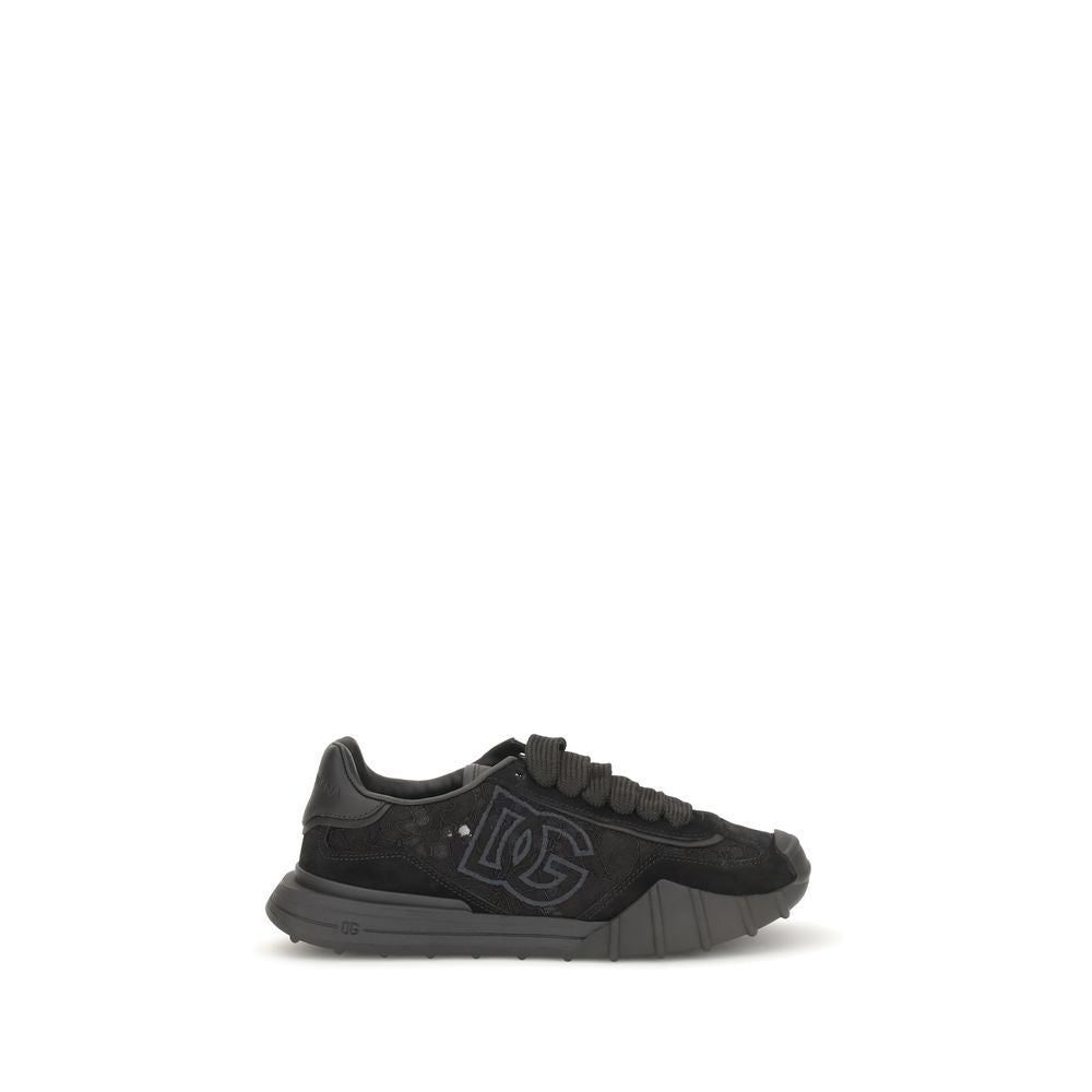 Sneakers noires Dolce & Gabbana en cuir de veau, modèle Bos Taurus à semelle épaisse et style chunky.