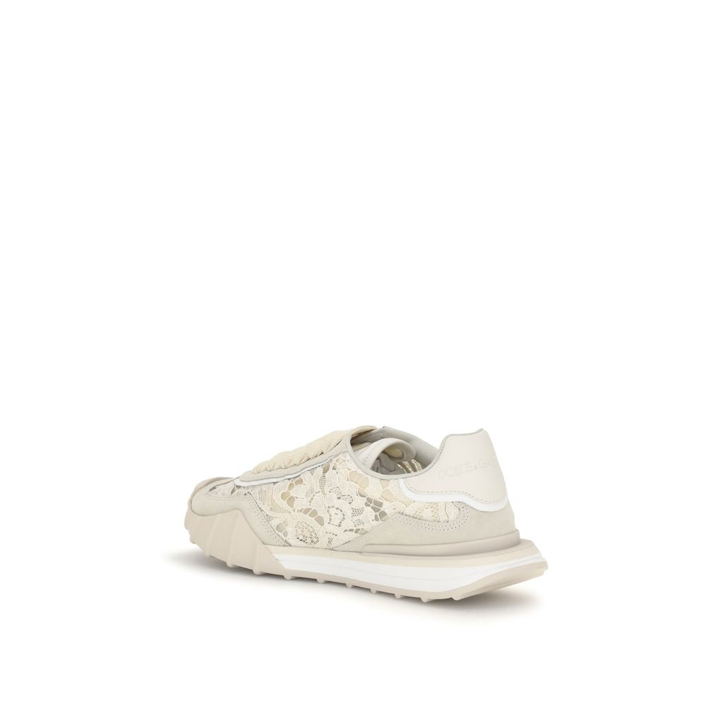 Sneakers Dolce & Gabbana en cuir de veau beige Bos Taurus, design élégant et moderne, vue de face sur fond blanc.