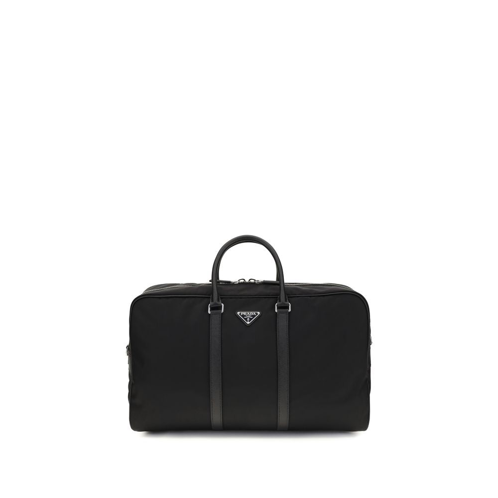 Valise de voyage Prada noire en polyamide recyclé, style élégant et pratique pour les déplacements.