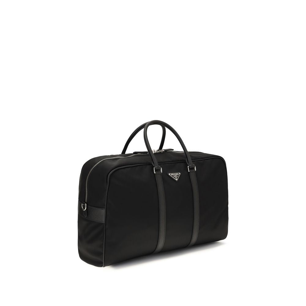 Valise de voyage noire Prada en polyamide recyclé, avec poignées et roulettes, conçue pour le voyage durable.