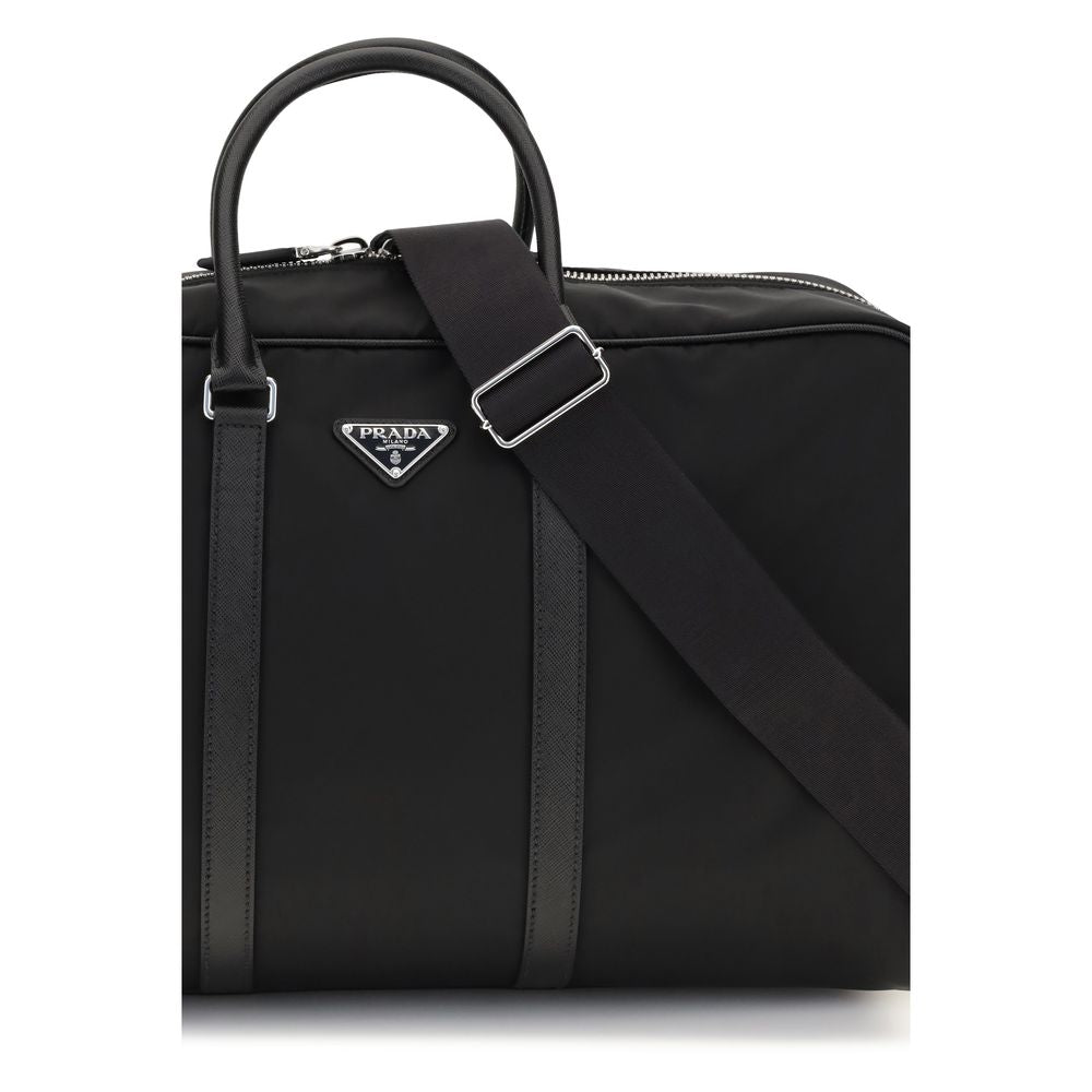 Valise de voyage Prada noire en polyamide recyclé, avec poignées et roulettes, pour un style élégant et durable.