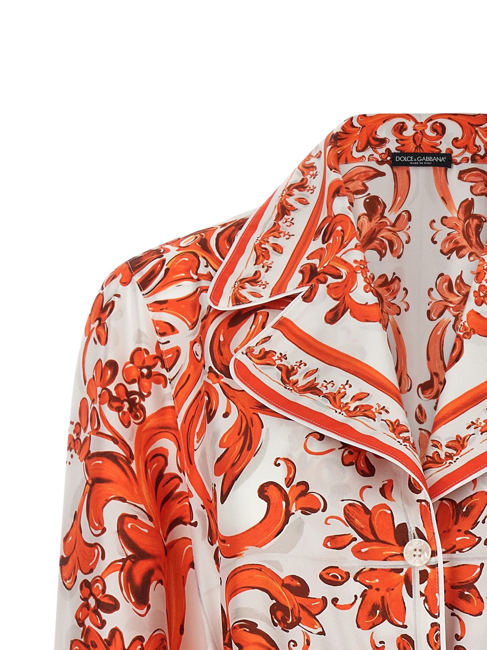 Blouse en soie orange Dolce & Gabbana avec col élégant et manches longues, portée décontractée ou chic.
