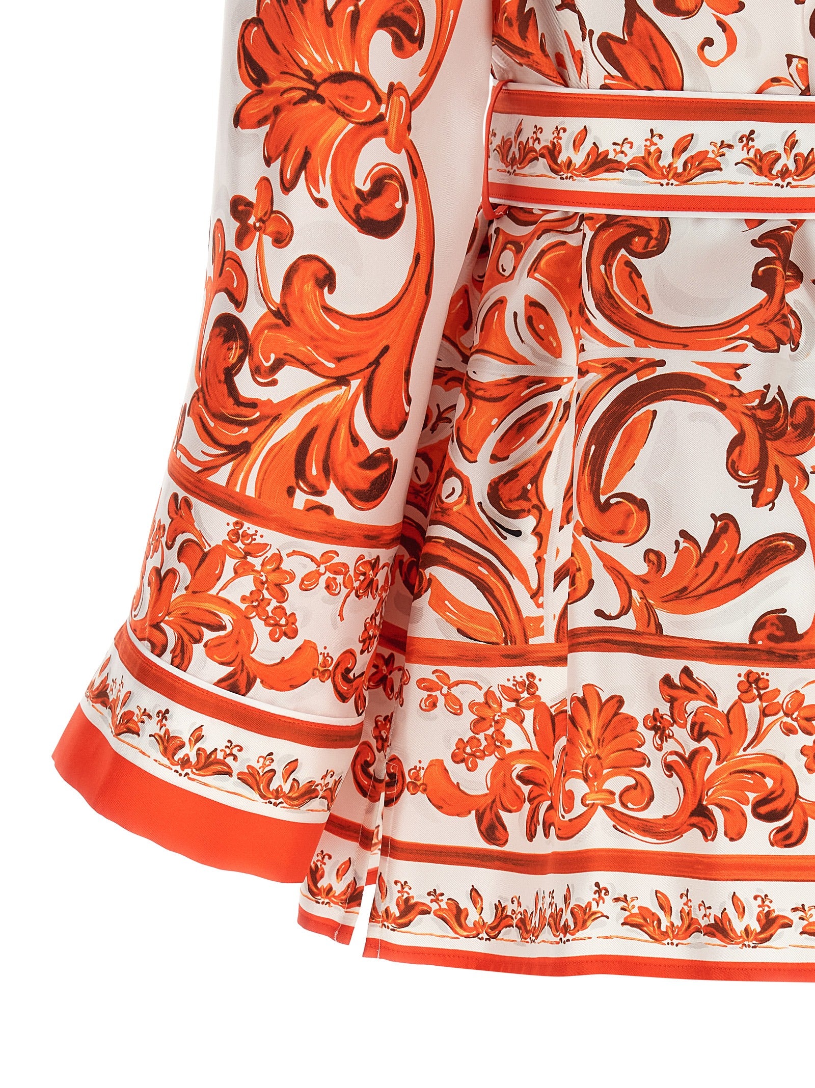 Chemisier en soie orange Dolce & Gabbana avec col élégant et manches longues, porté sur un fond neutre.