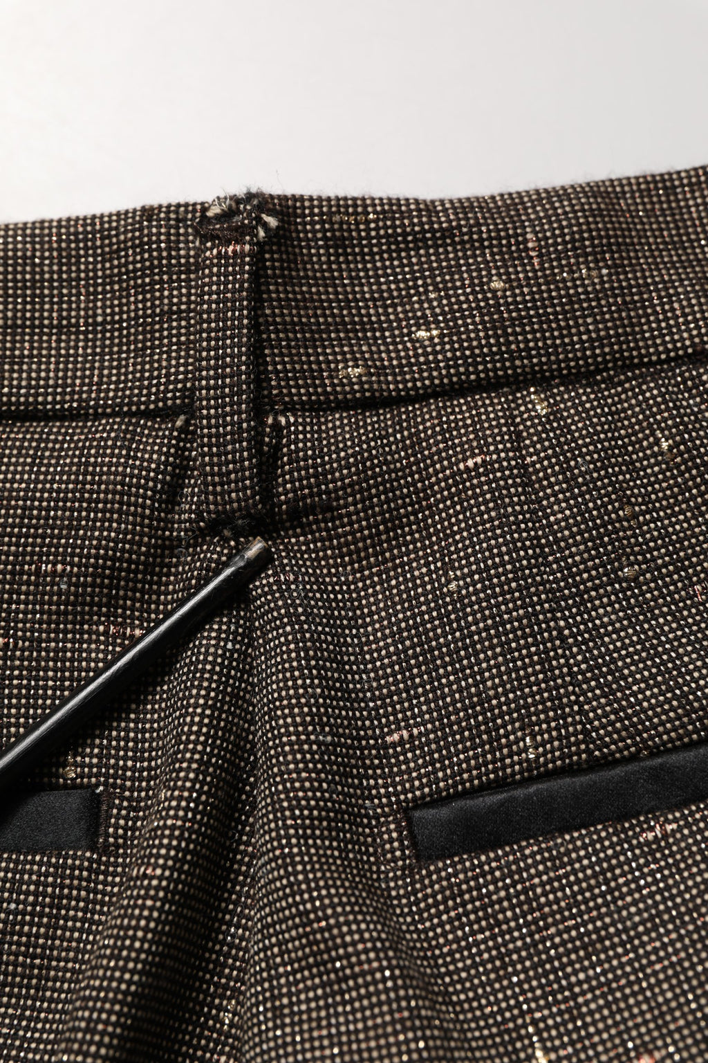 Pantalon taille haute marron foncé Dolce & Gabbana, coupe tapered, en tissu élégant, vue de face sur un fond neutre.