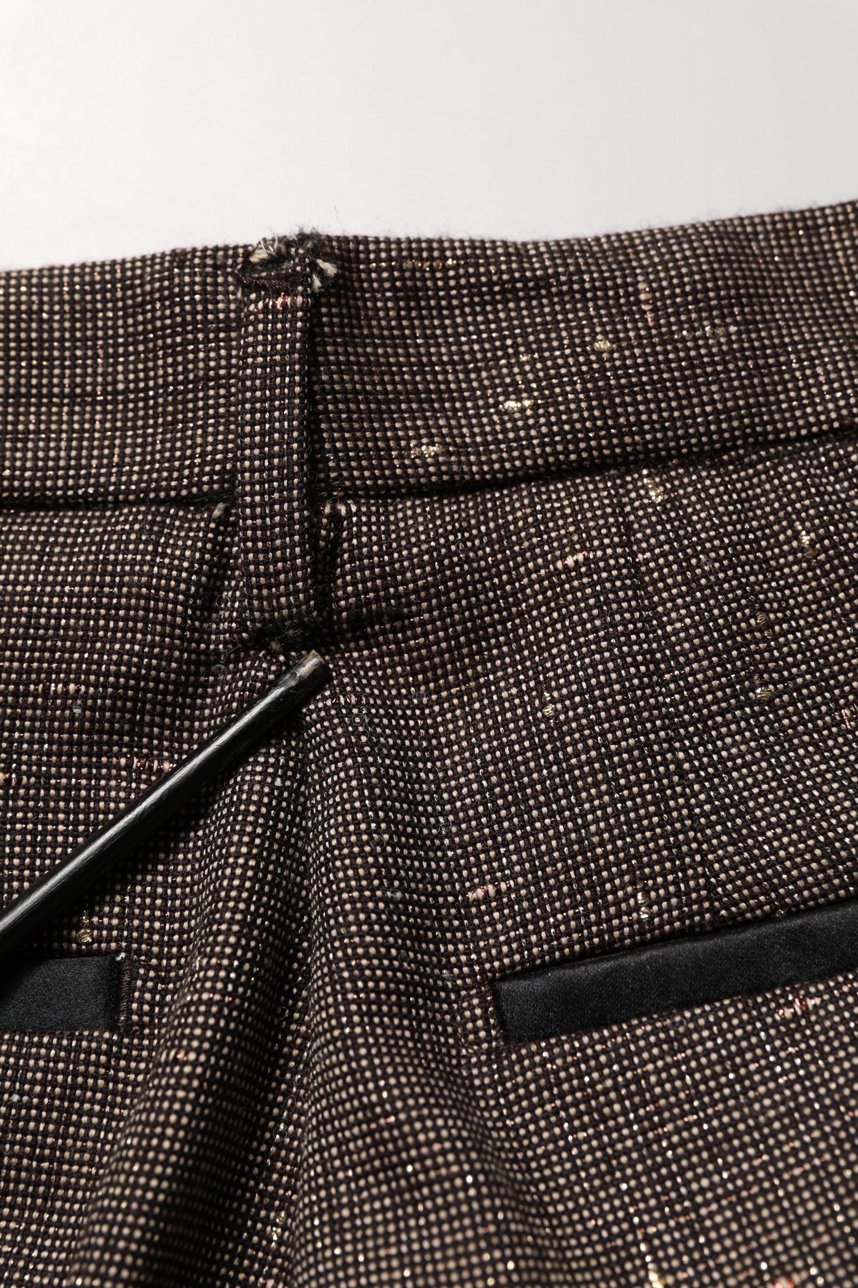 Pantalon taille haute marron foncé Dolce & Gabbana, coupe tapered, en tissu élégant, vue de face sur un fond neutre.