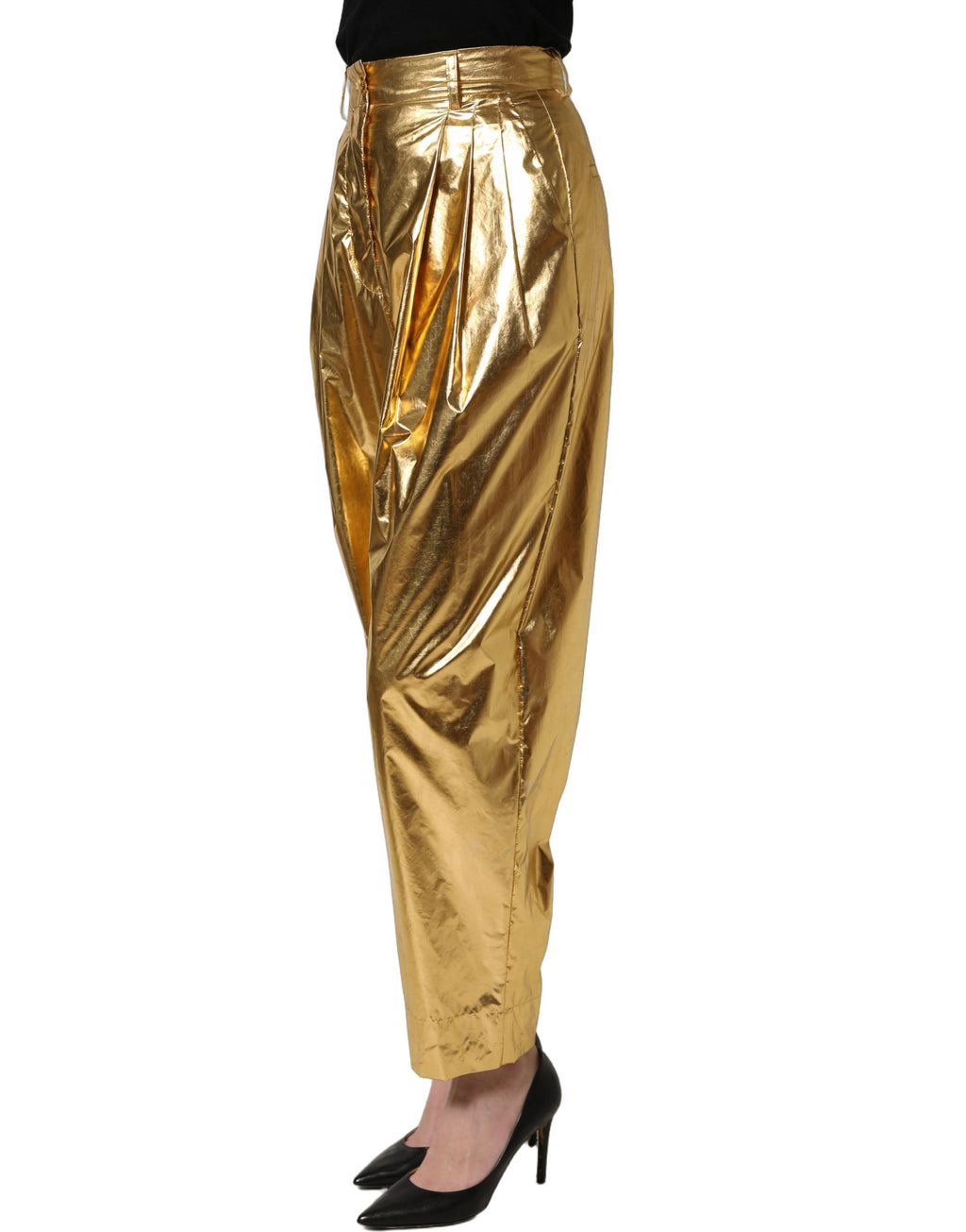 Pantalon doré métallique à taille haute et plis, coupe tapered, de la marque Dolce & Gabbana, visible en détail dans l'image.