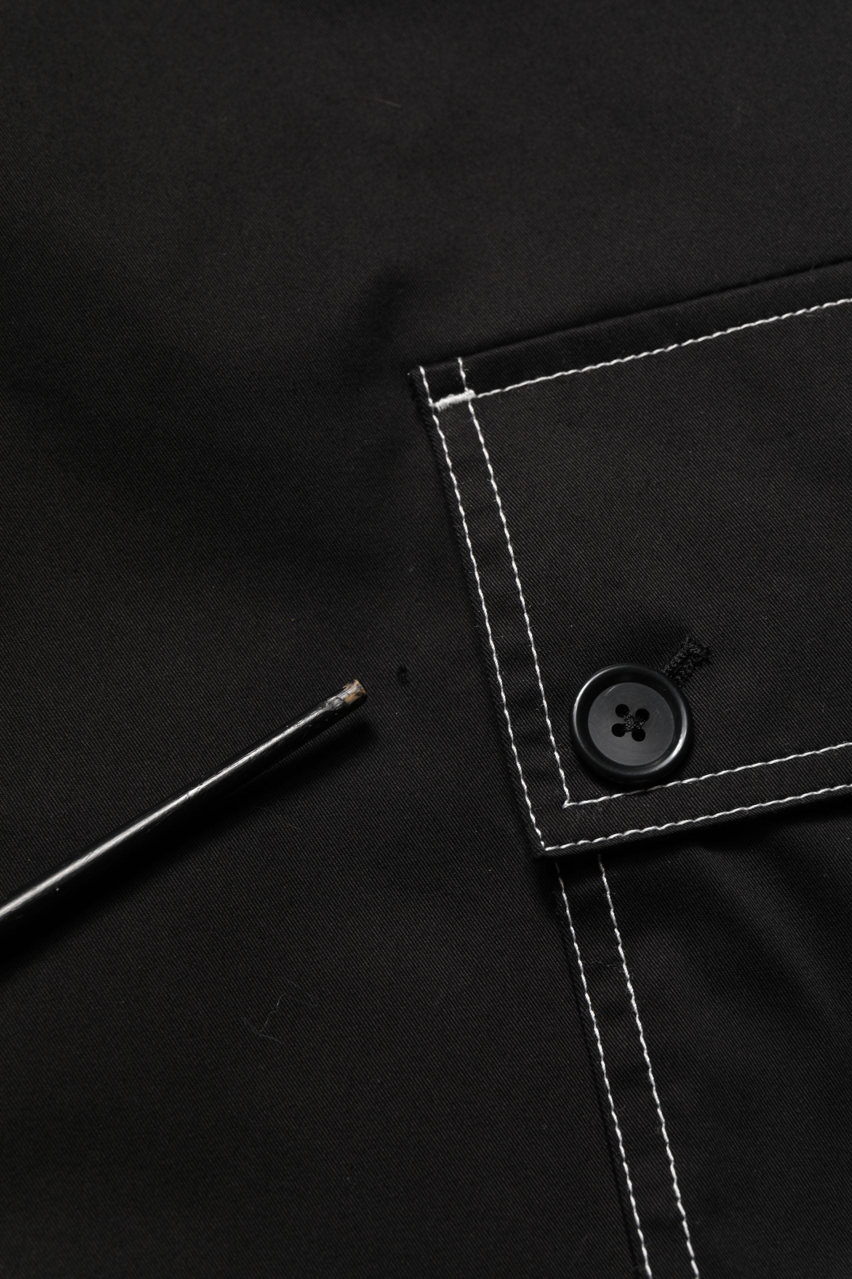 Pantalons cargo noirs Dolce & Gabbana à taille haute et coupe droite, mode élégante et décontractée.
