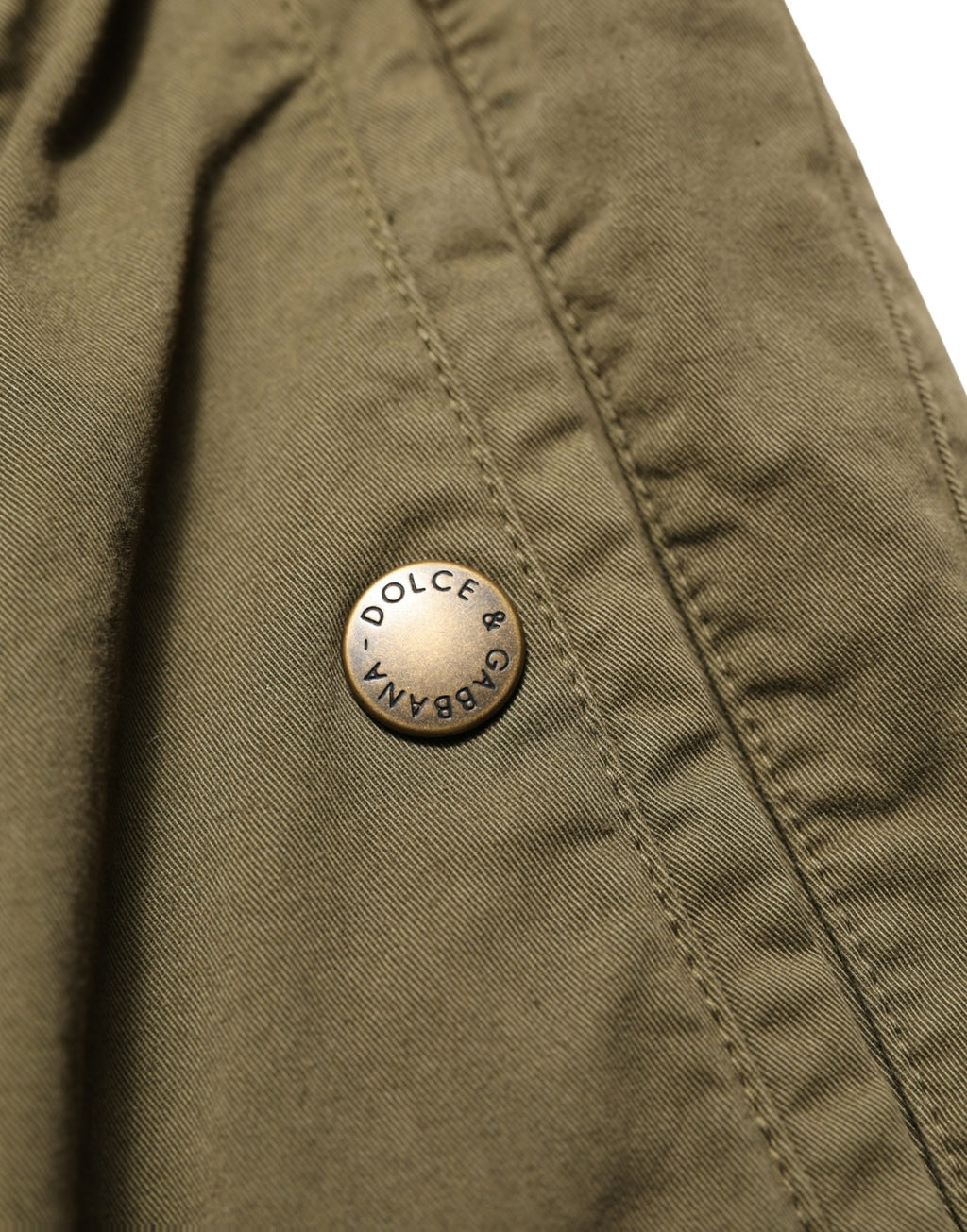 Pantalon cargo vert olive à taille haute de Dolce & Gabbana, style élégant et tendance, vue en gros plan.